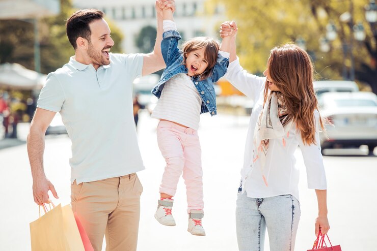 Giovane famiglia felice in città che si diverte a divertirsi