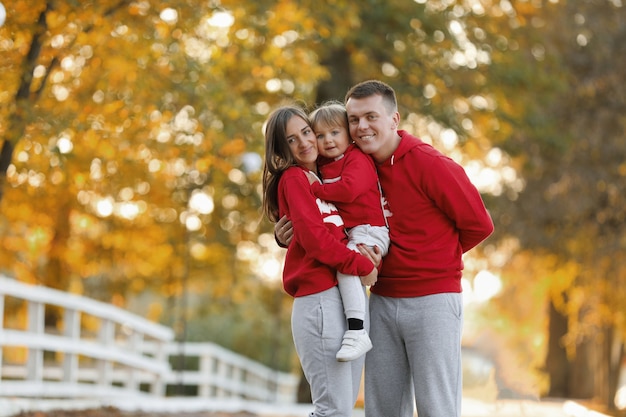 Giovane famiglia felice nel parco di autunno