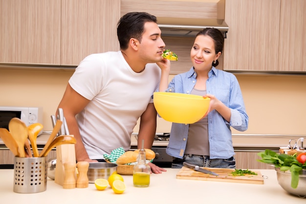 Giovane famiglia in cucina