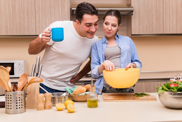 Giovane famiglia in cucina