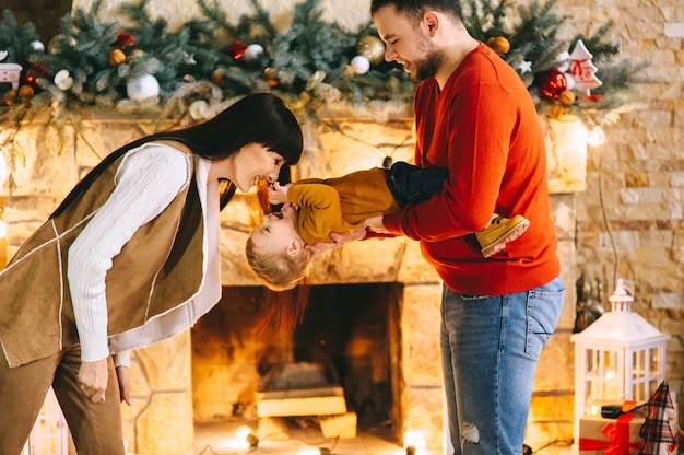 Giovane famiglia in interni di Natale