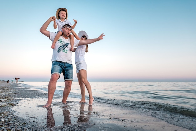 Giovane famiglia in posa sulla spiaggia