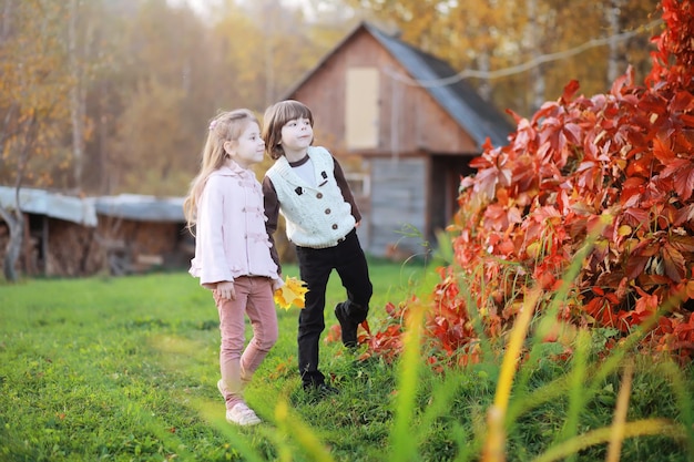 Giovane famiglia in una passeggiata nel parco autunnale in una giornata di sole Felicità di stare insieme