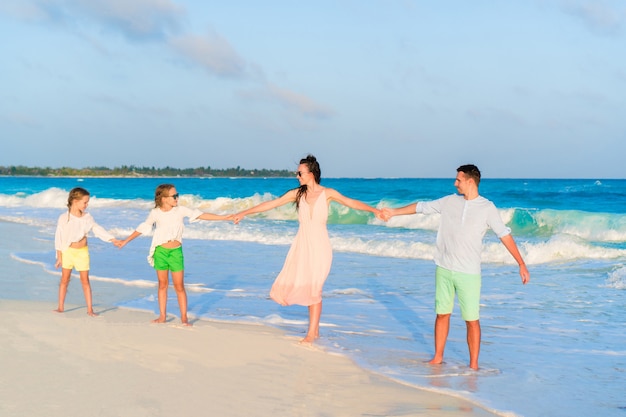 Giovane famiglia in vacanza al tramonto