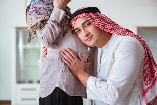 Giovane famiglia musulmana araba con la moglie incinta che prevede bambino