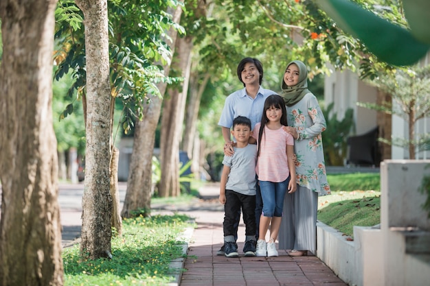 Giovane famiglia musulmana asiatica