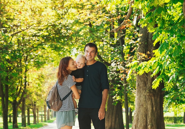 Giovane famiglia nel parco d'Europa Tivoli Ljubljana Slovenia Lifestyle Vacanze e concetto di viaggio