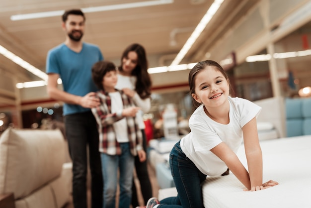 Giovane famiglia sorridente che cammina attraverso il materasso