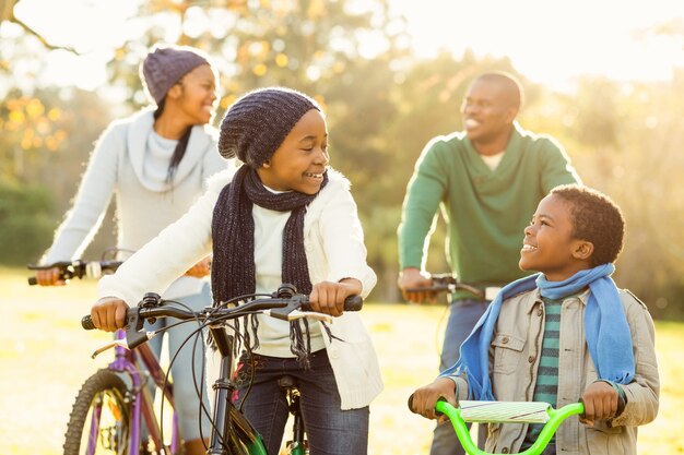 Giovane famiglia sorridente facendo un giro in bicicletta