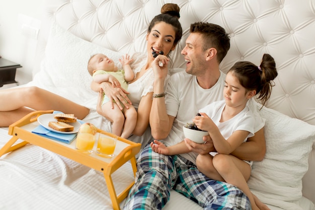 Giovane famiglia sul letto