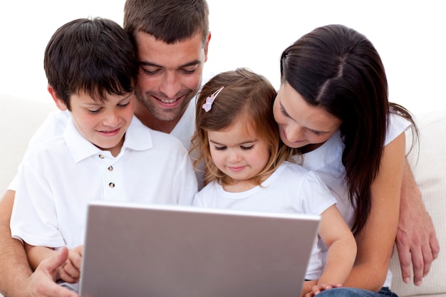 Giovane famiglia utilizzando un computer portatile a casa