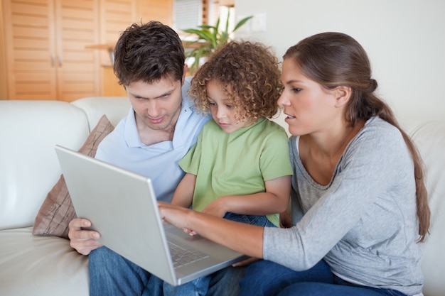 Giovane famiglia utilizzando un notebook