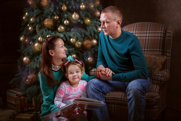 Giovane famiglia vicino all'albero di Natale