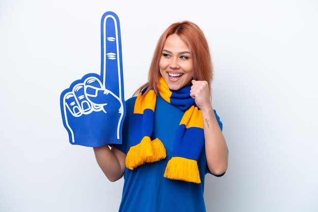 Giovane fan di sport russo ragazza isolata su sfondo bianco che celebra una vittoria