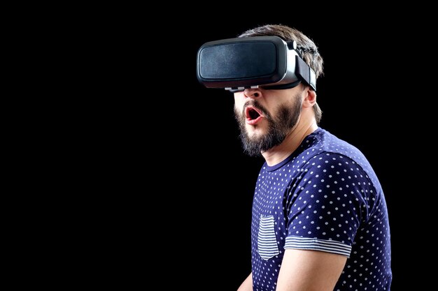 Giovane felice che sperimenta la realtà virtuale