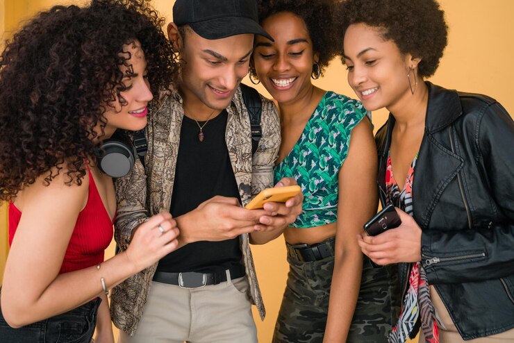 Foto giovane felice che usa lo smartphone
