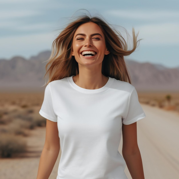 Giovane femmina in maglietta bianca in piedi e distogliendo lo sguardo sorridente