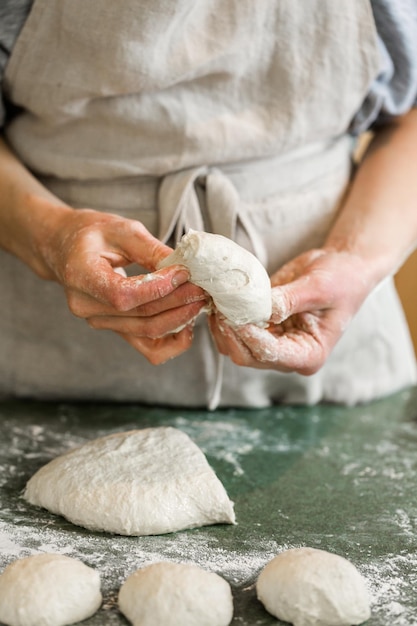 Giovane fornaio che prepara i panini per la cena a lievitazione naturale artigianale.