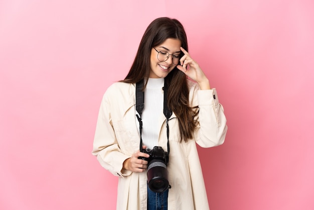 Giovane fotografo brasiliano donna isolata