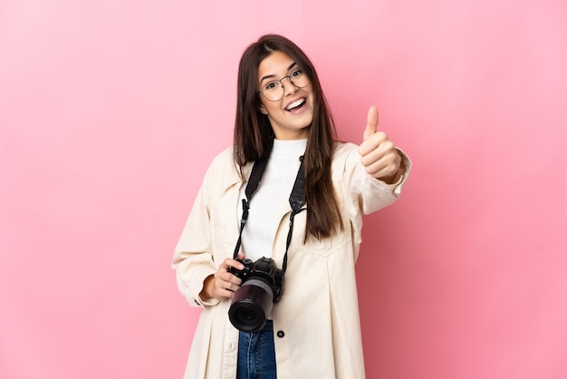 Giovane fotografo brasiliano donna isolata