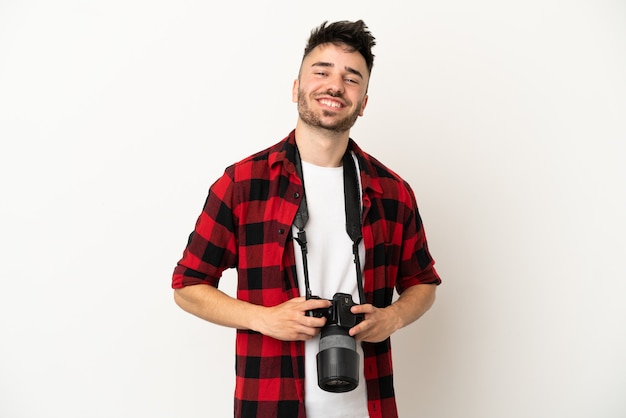 Giovane fotografo caucasico uomo isolato su sfondo bianco con le braccia incrociate e guardando avanti