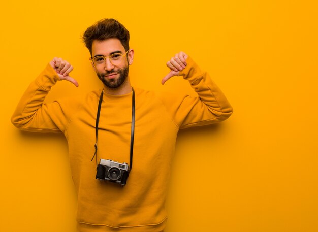 Giovane fotografo che punta le dita, esempio da seguire