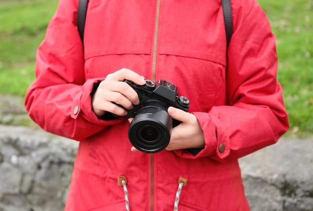 Giovane fotografo con fotocamera all'aperto