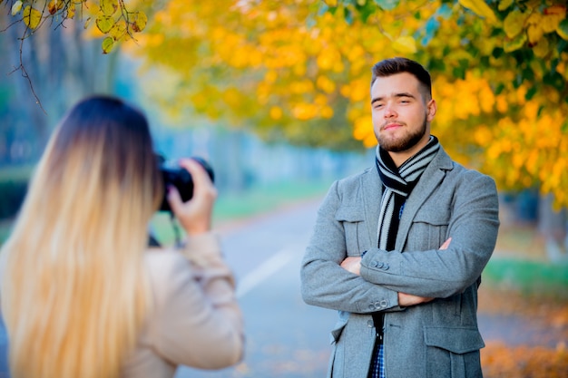 Giovane fotografo con fotocamera e modello