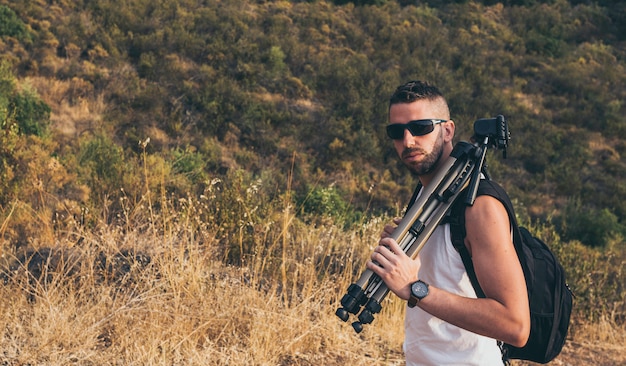 Giovane fotografo con la barba