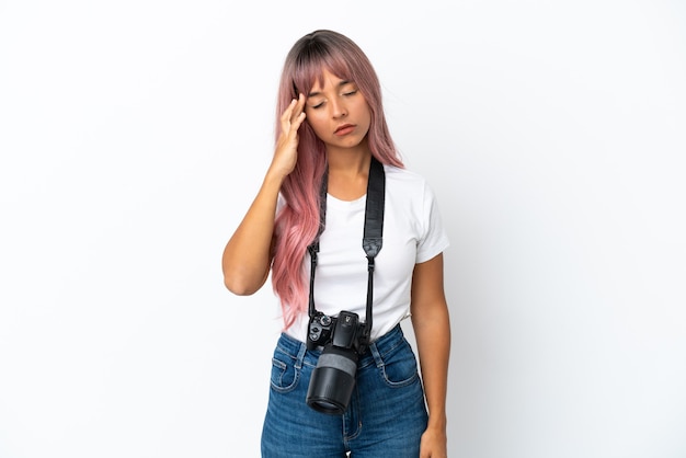 Giovane fotografo di razza mista donna con capelli rosa isolato su sfondo bianco con mal di testa