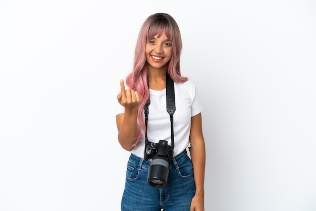 Giovane fotografo di razza mista donna con capelli rosa isolato su sfondo bianco facendo gesto venuta