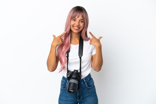 Giovane fotografo di razza mista donna con i capelli rosa isolato su sfondo bianco dando un pollice in alto gesto