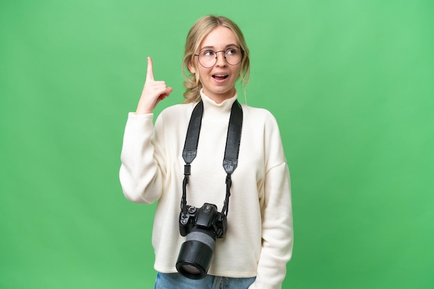 Giovane fotografo donna inglese su sfondo isolato che intende realizzare la soluzione sollevando un dito