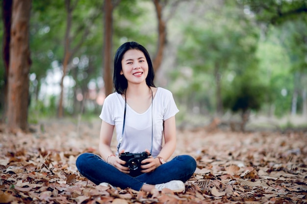 Giovane fotografo femminile nel parco