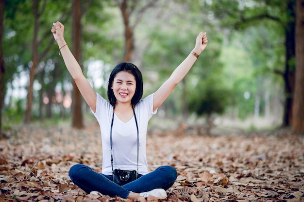 Giovane fotografo femminile nel parco