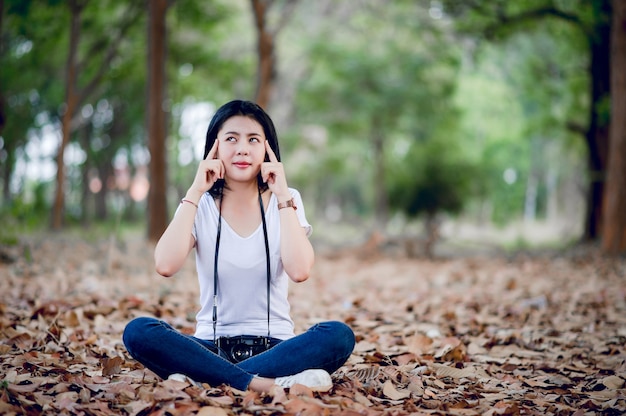 Giovane fotografo femminile nel parco