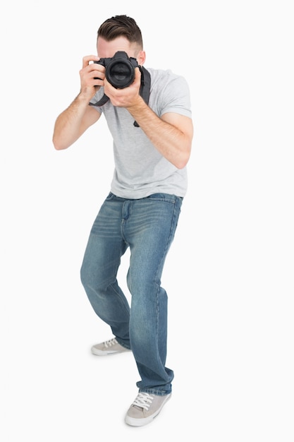 Giovane fotografo maschio con macchina fotografica