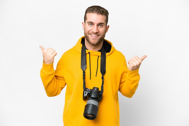 Giovane fotografo uomo su sfondo bianco isolato con il pollice in alto gesto e sorridente