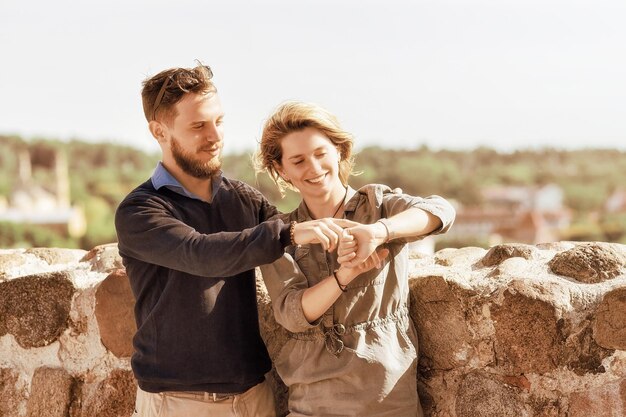 Giovane fratello e sorella che guardano l'orologio, a che ora è come concetto di amicizia e stare insieme