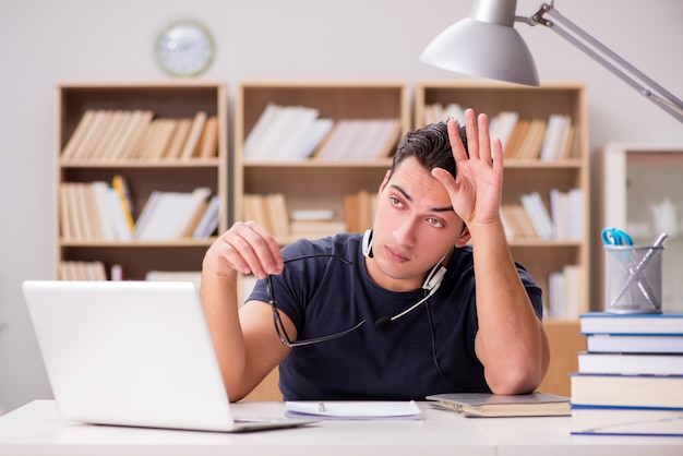 Giovane freelance ha lavorato lavorando sul computer