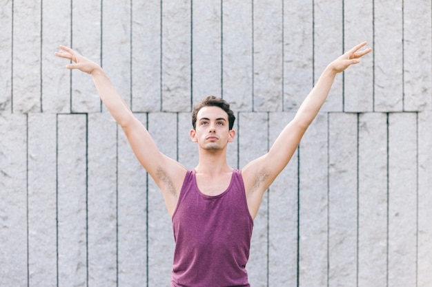 Giovane ginnastica maschio che fa una posa dell'equilibrio