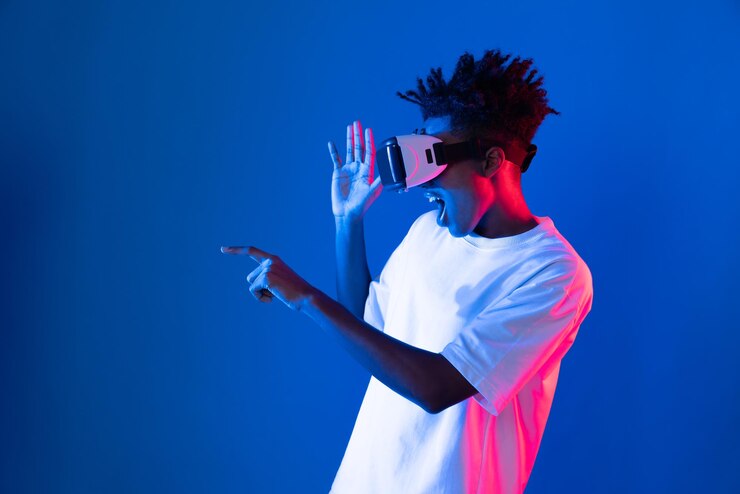 Foto giovane giocatore africano che indossa un ologramma a punto vr con luci al neon.