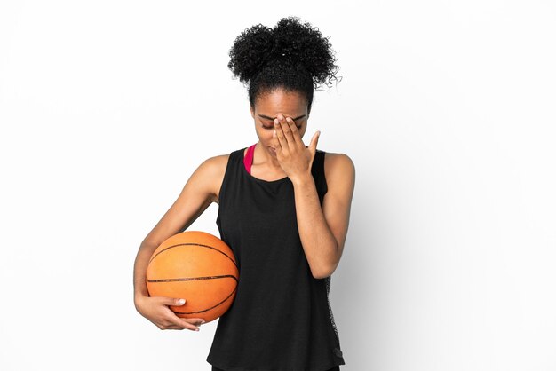 Giovane giocatore di basket donna latina isolata su sfondo bianco con espressione stanca e malata