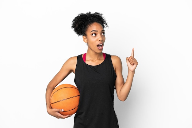 Giovane giocatore di basket donna latina isolata su sfondo bianco pensando a un'idea che punta il dito verso l'alto