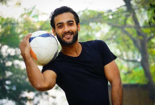 Giovane giocatore di football al football Ground uomo indiano image