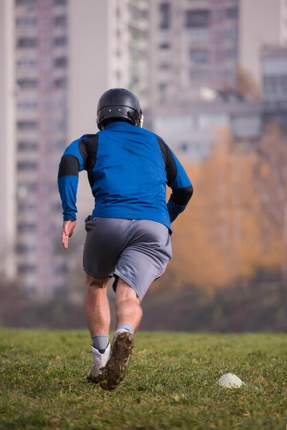 giovane giocatore di football americano in azione durante l'allenamento sul campo