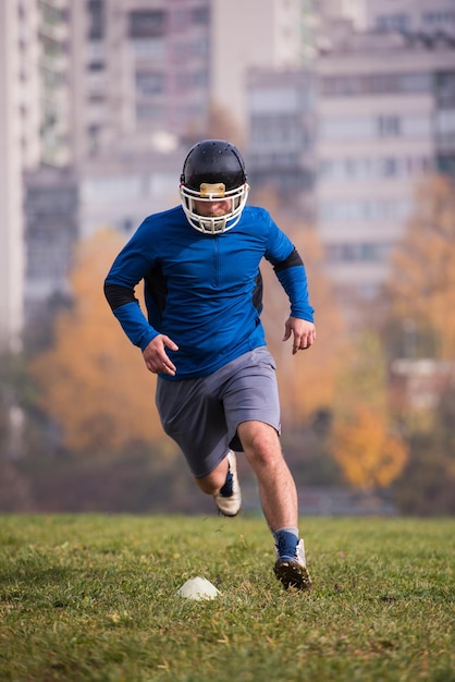 giovane giocatore di football americano in azione durante l'allenamento sul campo