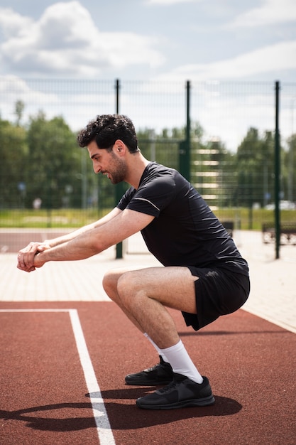 Giovane giocatore di pallavolo in tribunale