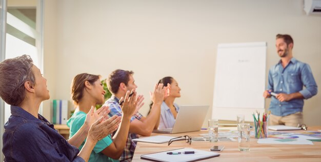 Giovane gruppo creativo che ha una riunione