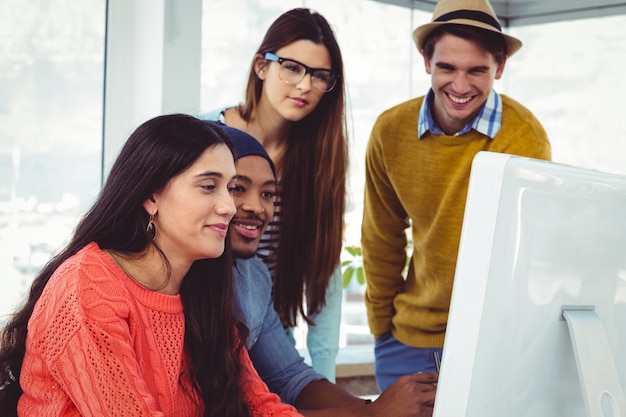 Giovane gruppo creativo che ha una riunione